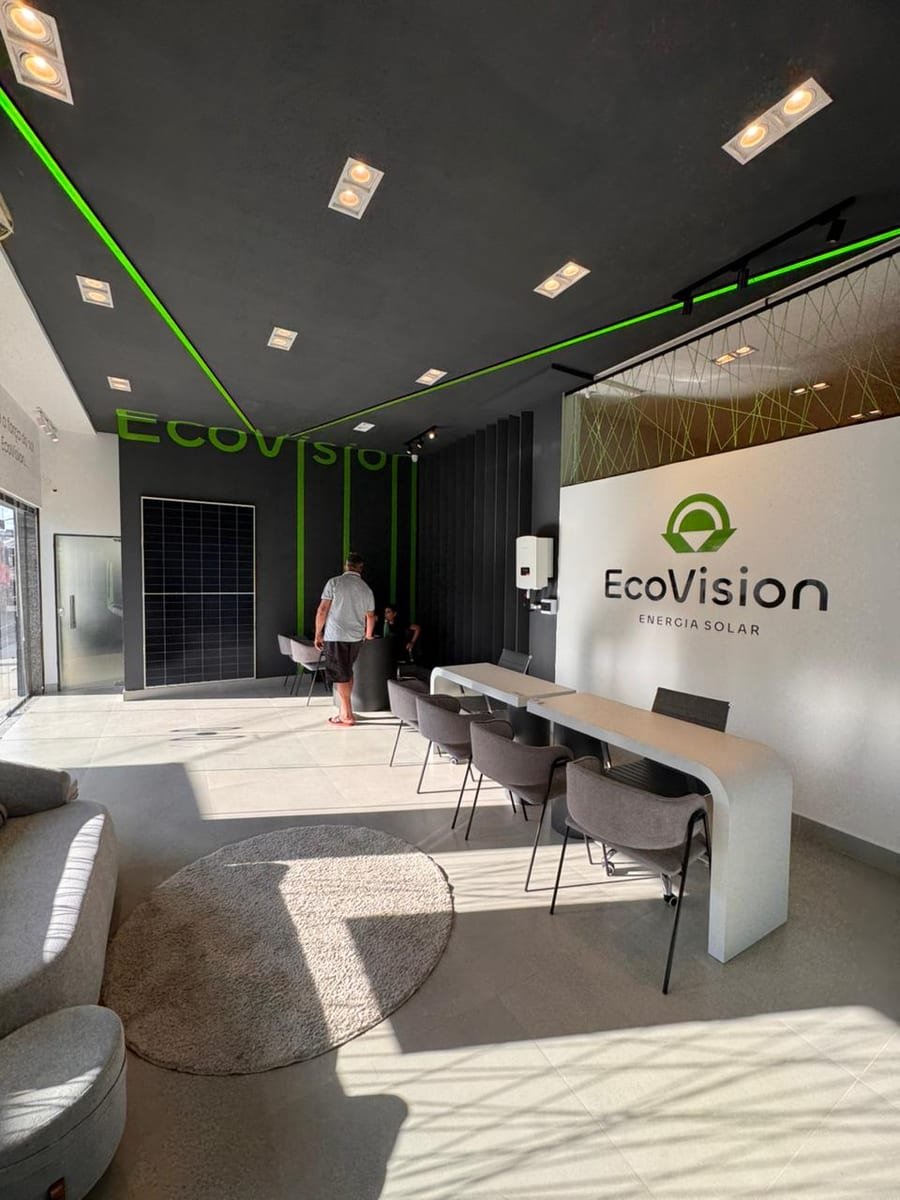 Showroom Ecovision Energia Solar em Itaperuna com painéis e mesas de atendimento