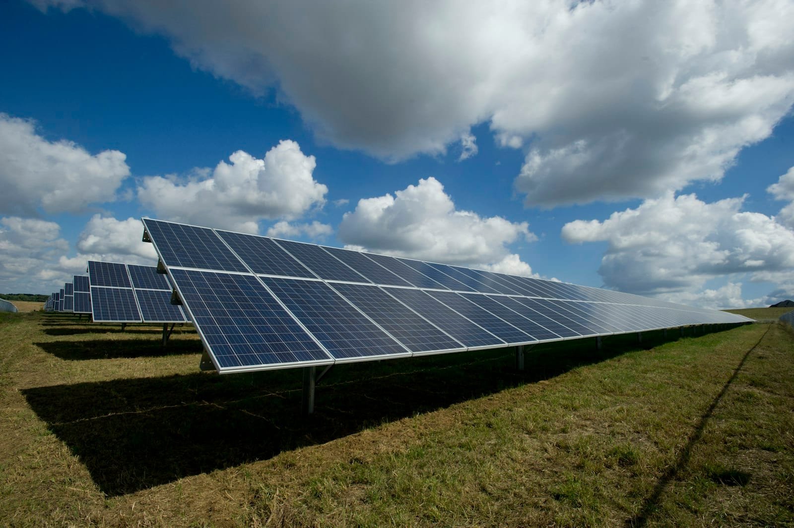 Painéis solares em telhado residencial